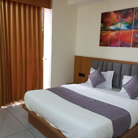 Hotel R K Villa อาเมดาบัด ภายนอก รูปภาพ