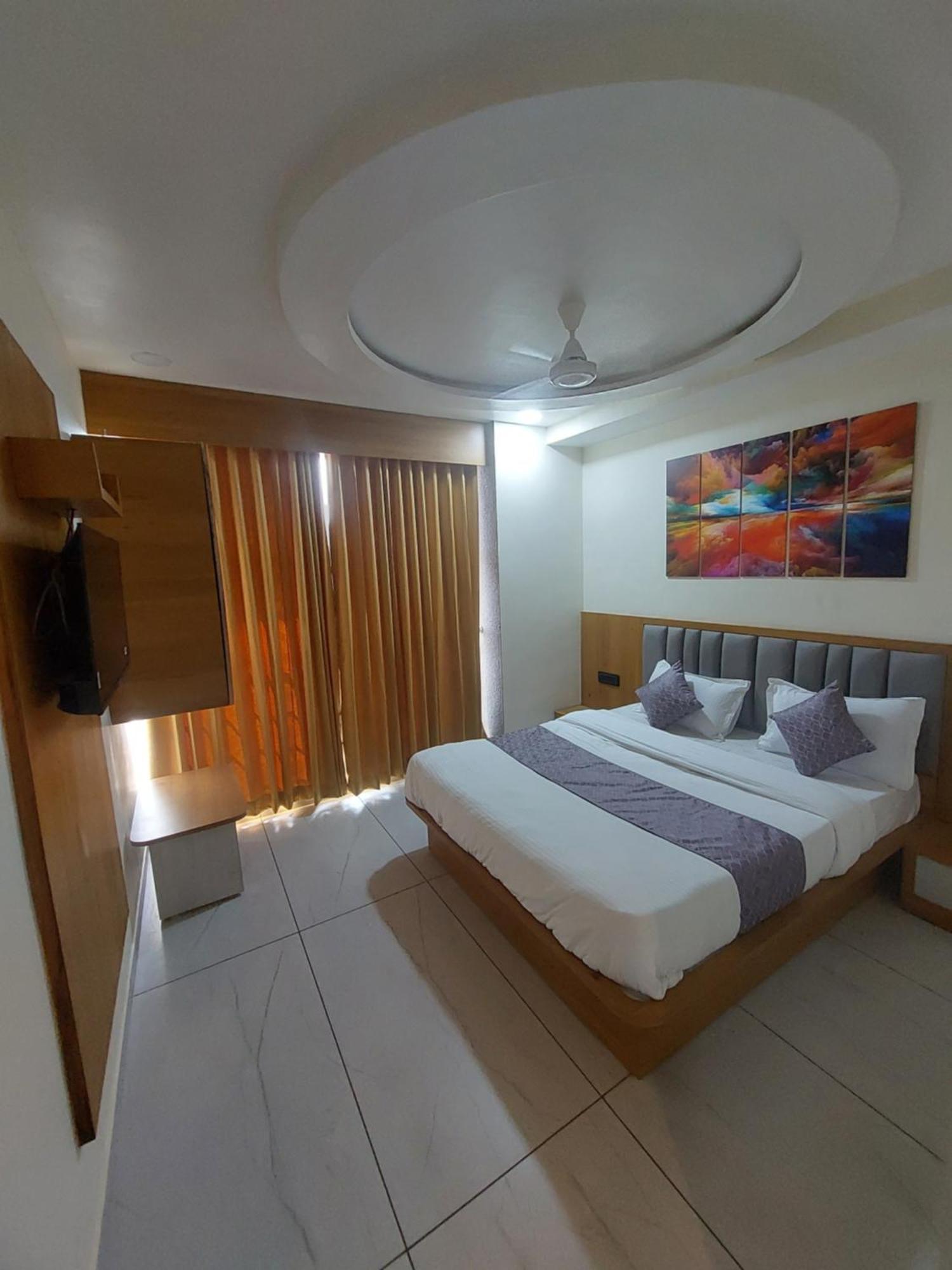 Hotel R K Villa อาเมดาบัด ภายนอก รูปภาพ