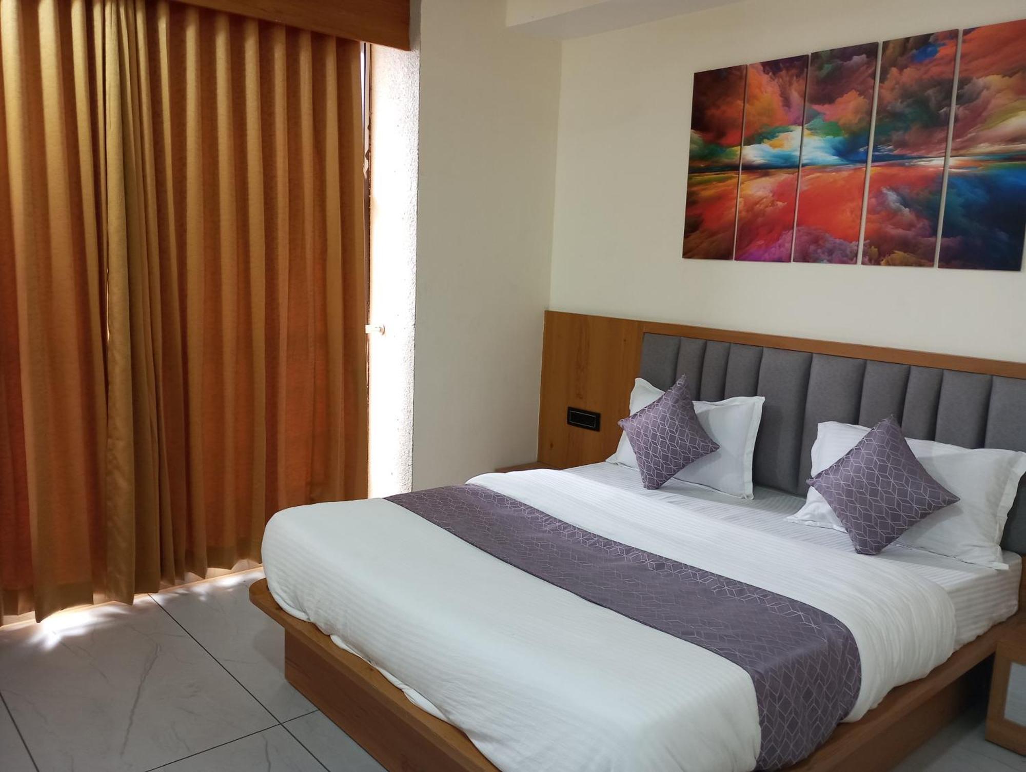 Hotel R K Villa อาเมดาบัด ภายนอก รูปภาพ